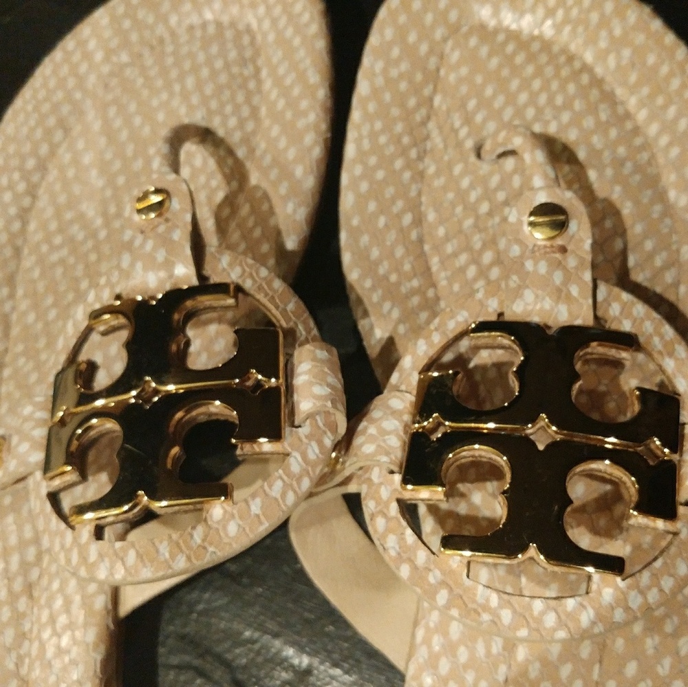 SUPER CUTENESS. Tory Burch Metal Logo Sz 10